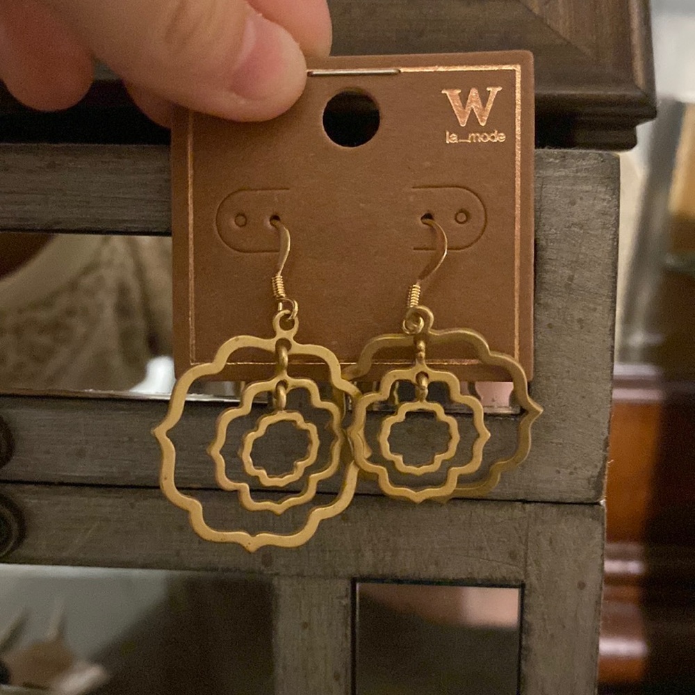 gold dangle earrings. Never been worn!